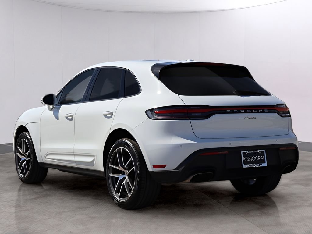 Certified 2023 Porsche Macan image 3