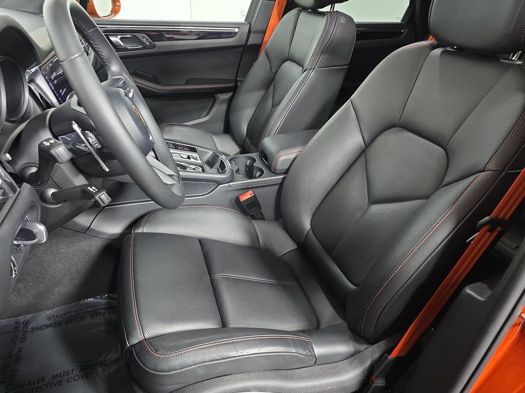 Certified 2025 Porsche Macan AWD/4WD image 5