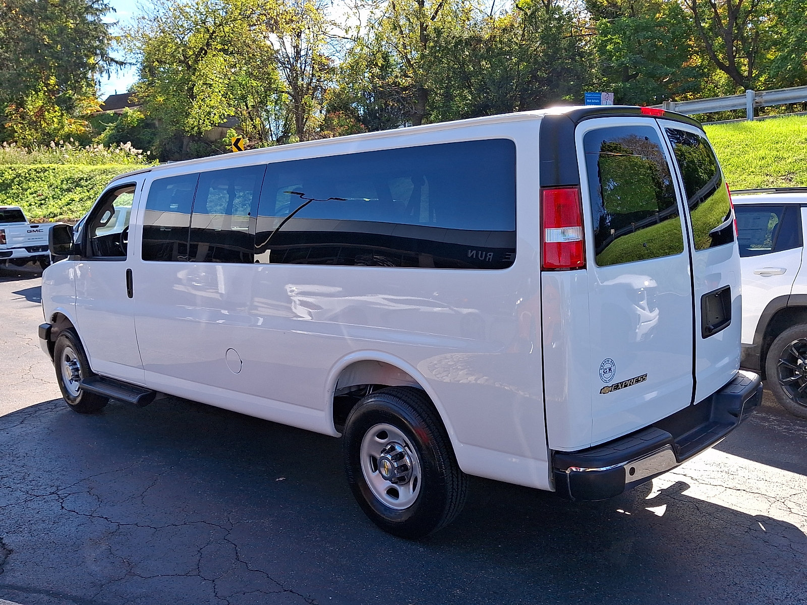 Used 2025 Chevrolet Express 3500 LT w/ LT Preferred Equipment Group RWD image 4