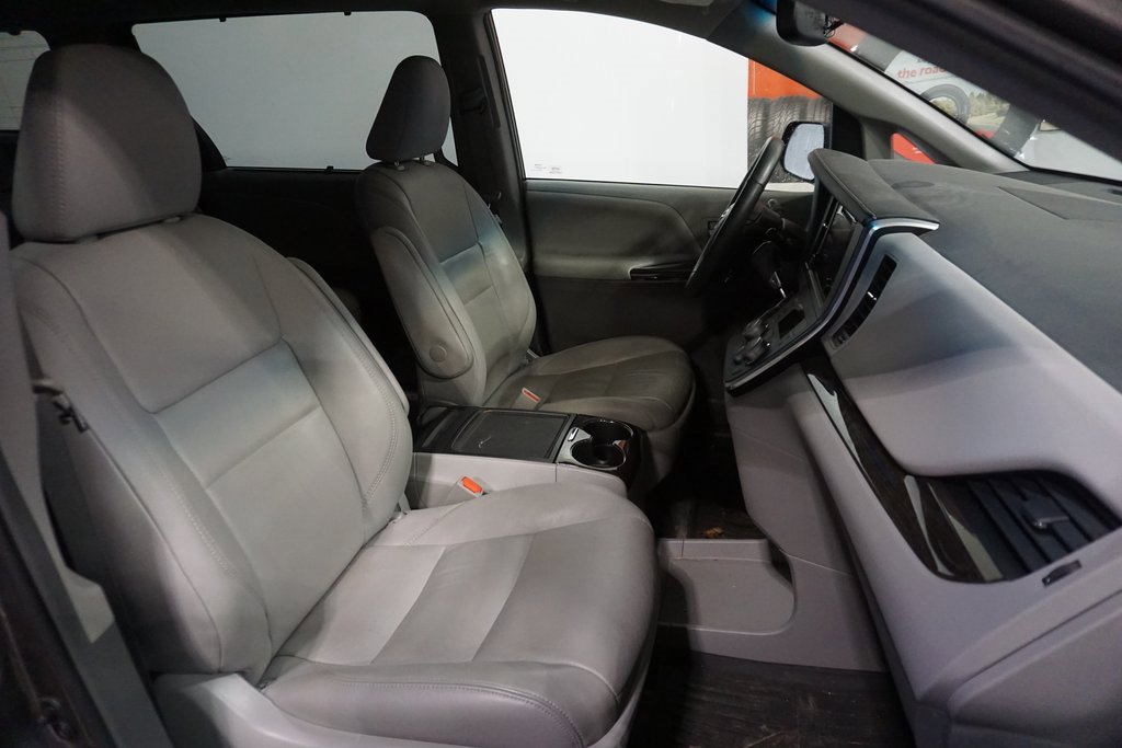 Used 2017 Toyota Sienna XLE image 22