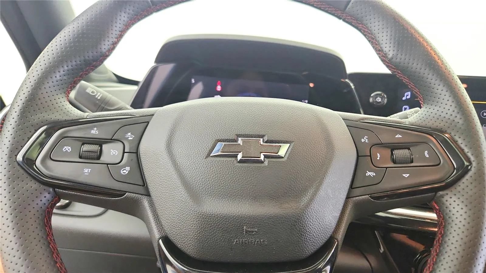 Used 2025 Chevrolet Trax RS w/ Sunroof Package FWD image 27
