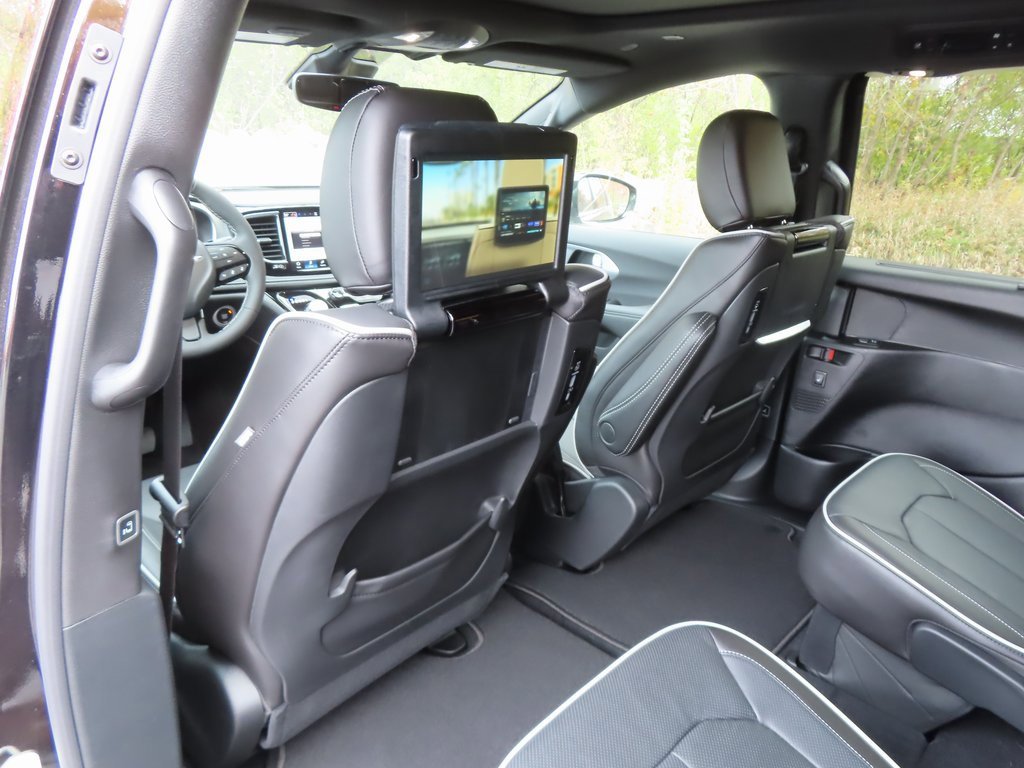 New 2026 Chrysler Pacifica Limited w/ Uconnect Theater Family Group image 26