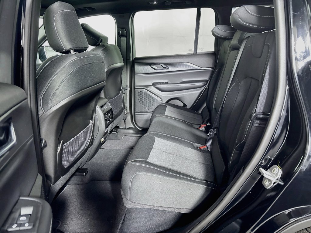 New 2027 Jeep Grand Cherokee Laredo X RWD image 21