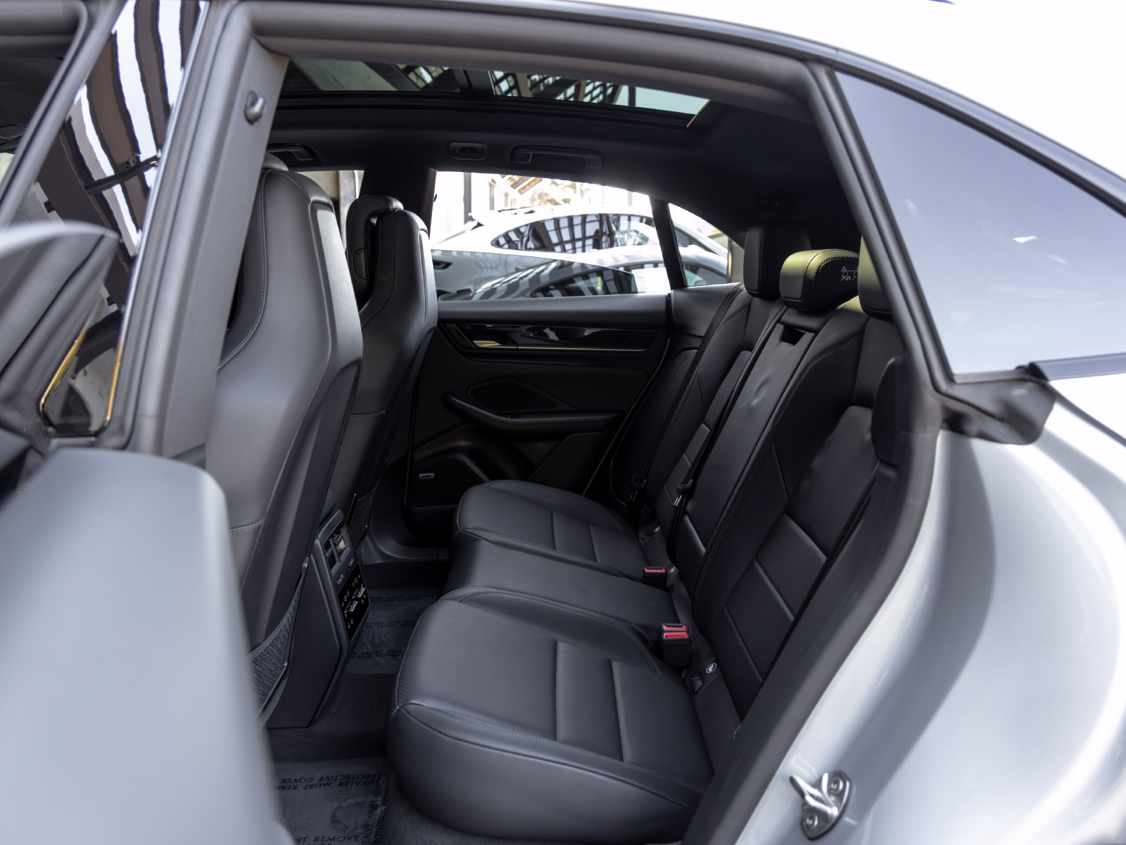 Certified 2025 Porsche Macan Electric RWD image 43