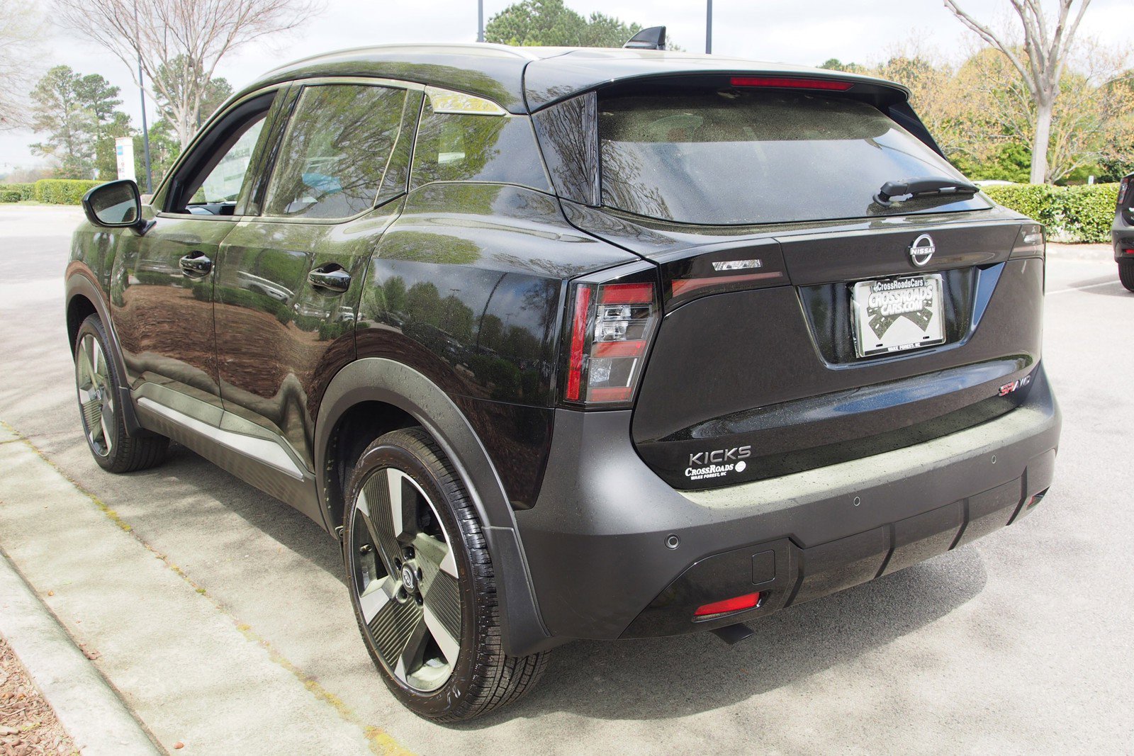 Used 2025 Nissan Kicks SR image 5