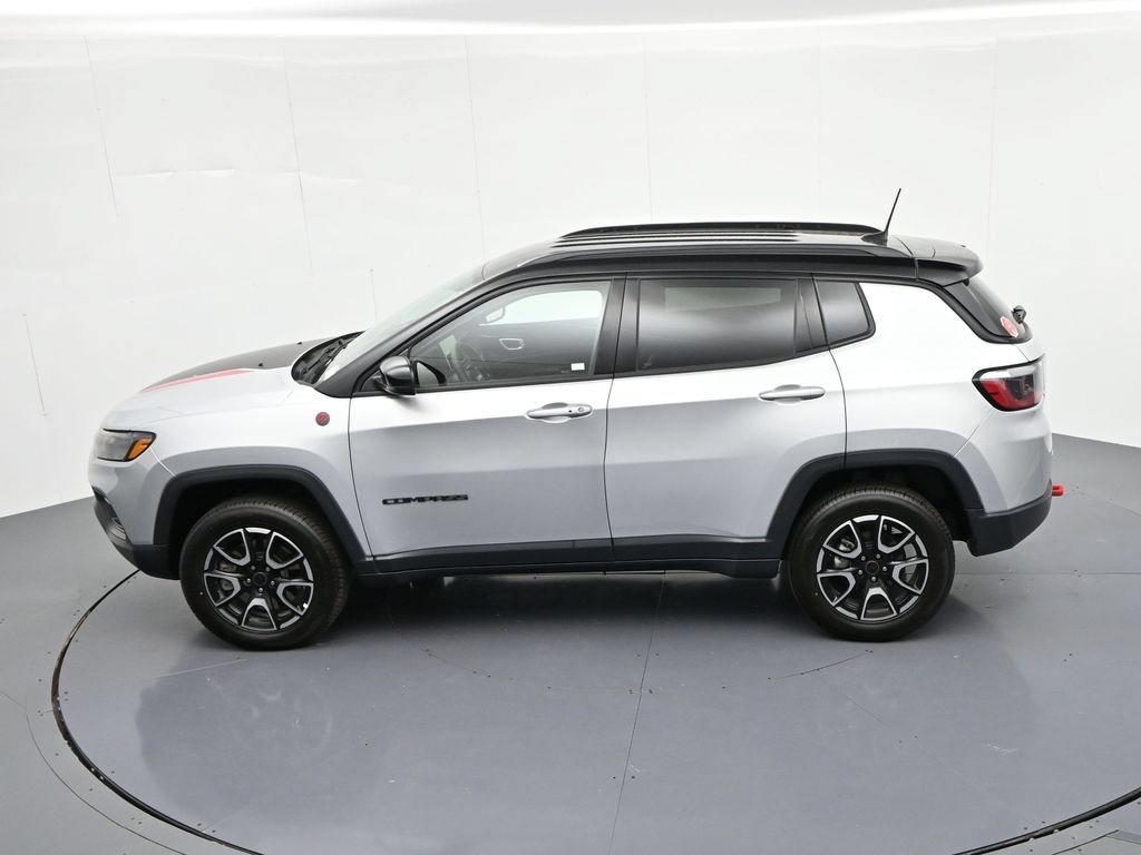 Used 2025 Jeep Compass Trailhawk AWD/4WD image 24