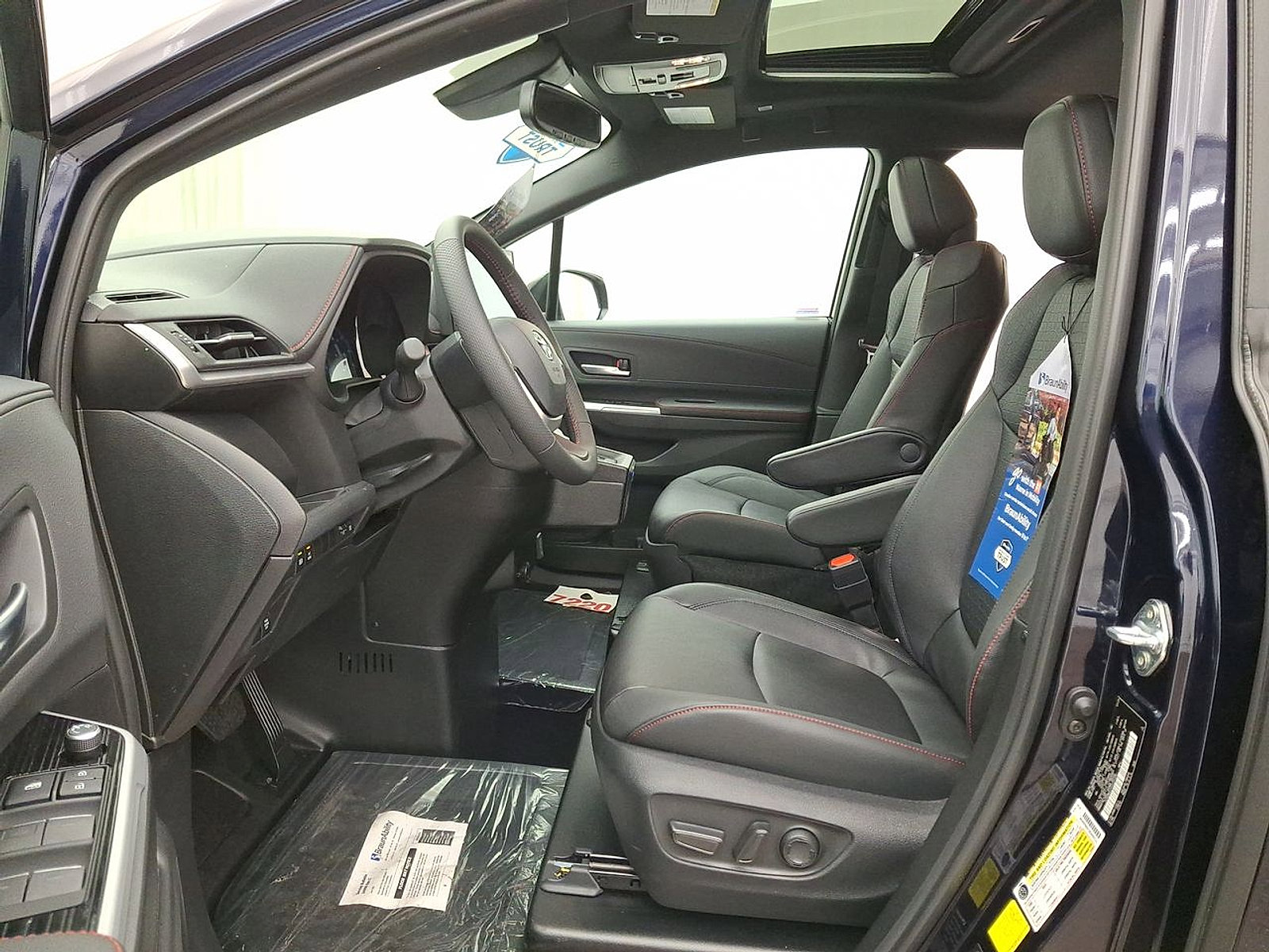 Used 2025 Toyota Sienna XSE w/ XSE Plus Package FWD image 17