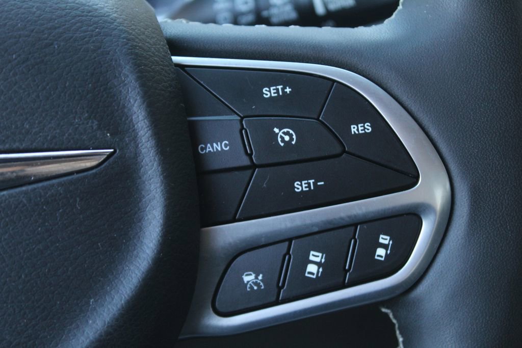 Used 2023 Chrysler Pacifica Touring-L FWD image 22
