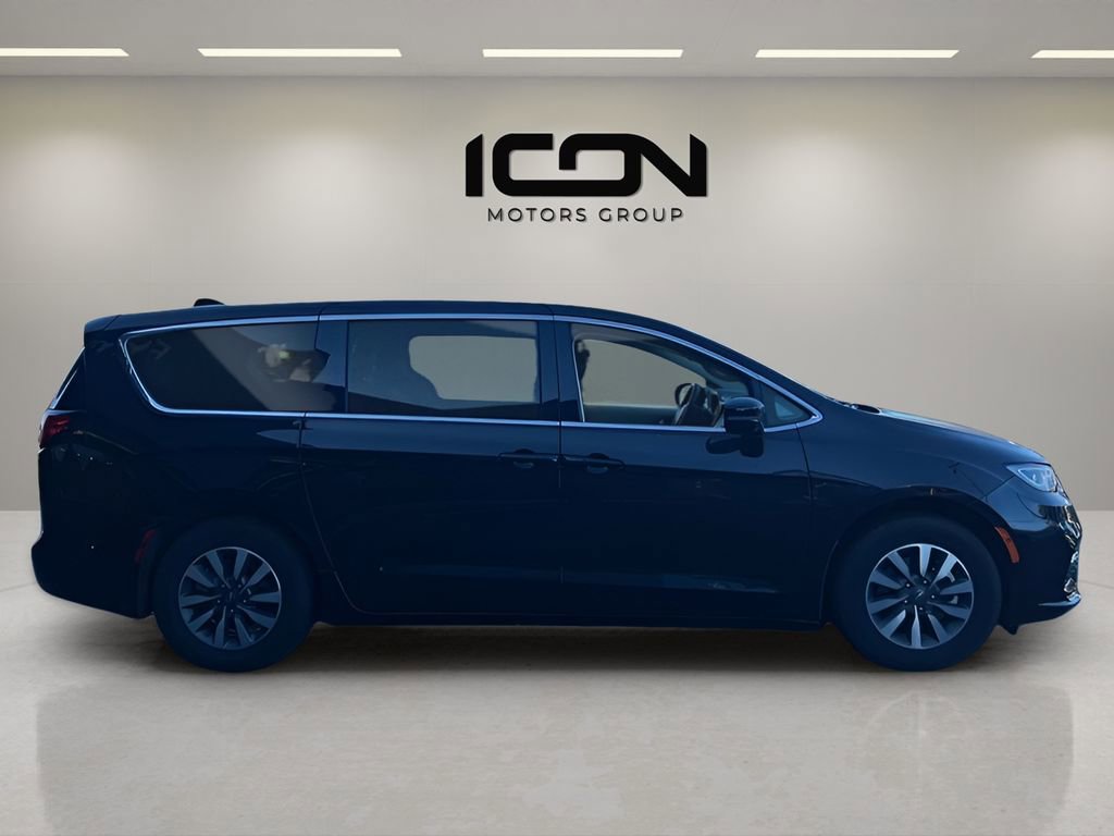 Used 2024 Chrysler Pacifica Select image 6