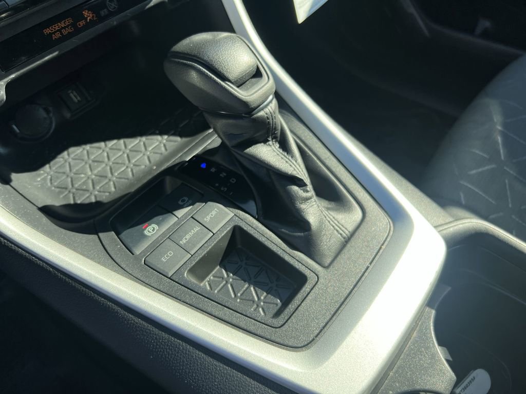 Used 2021 Toyota RAV4 XLE image 19