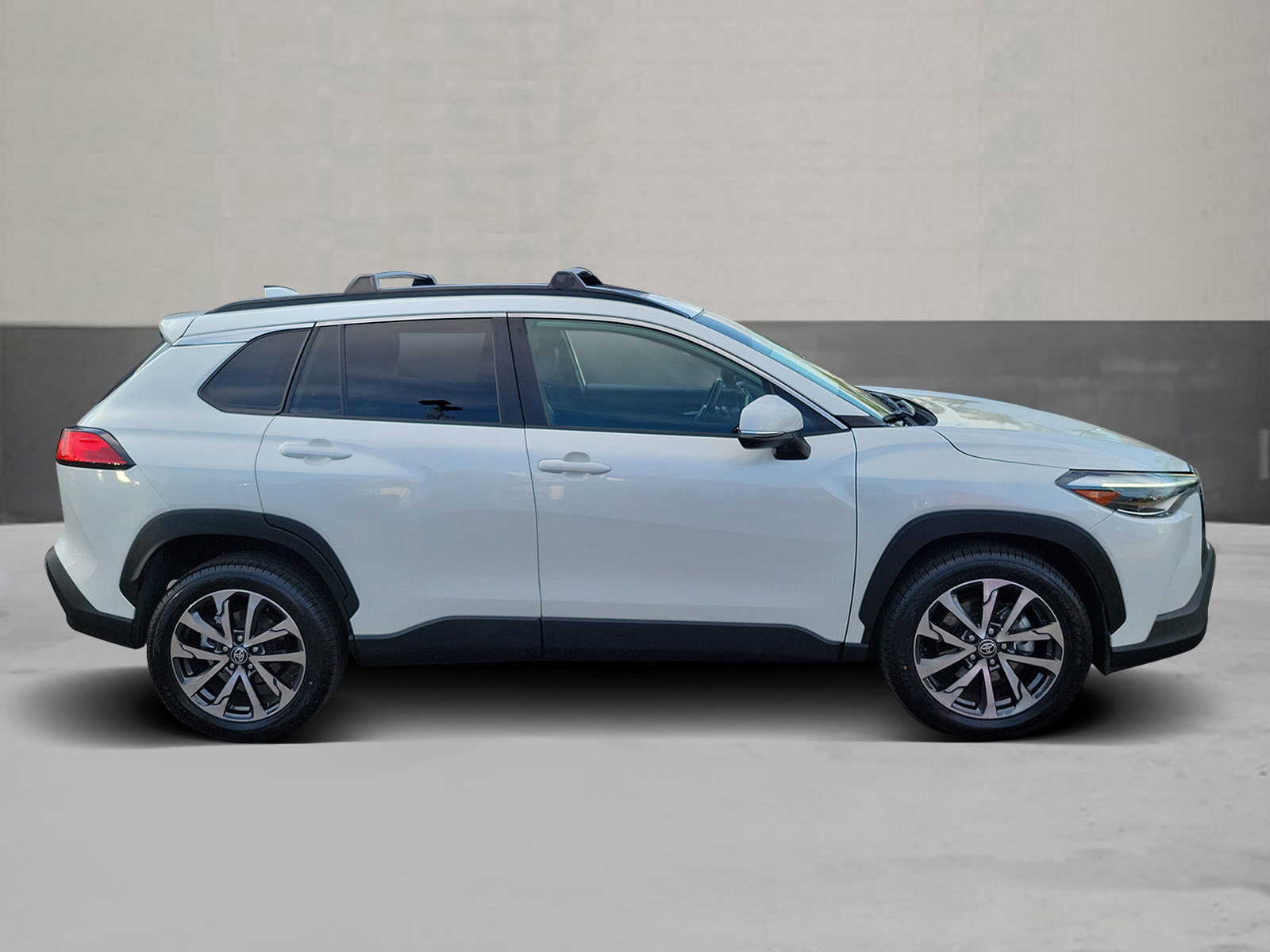 Used 2023 Toyota Corolla Cross XLE image 4