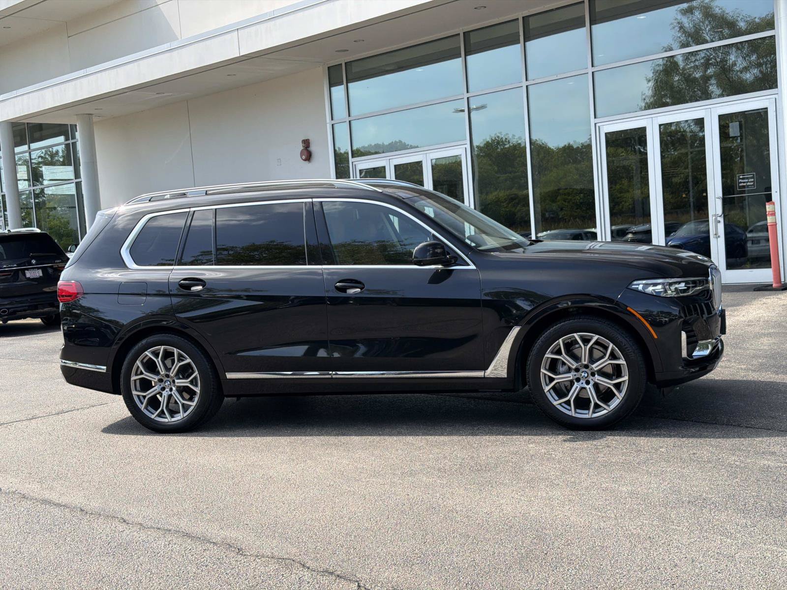 Used 2022 BMW X7 xDrive40i w/ Premium Package AWD/4WD image 4