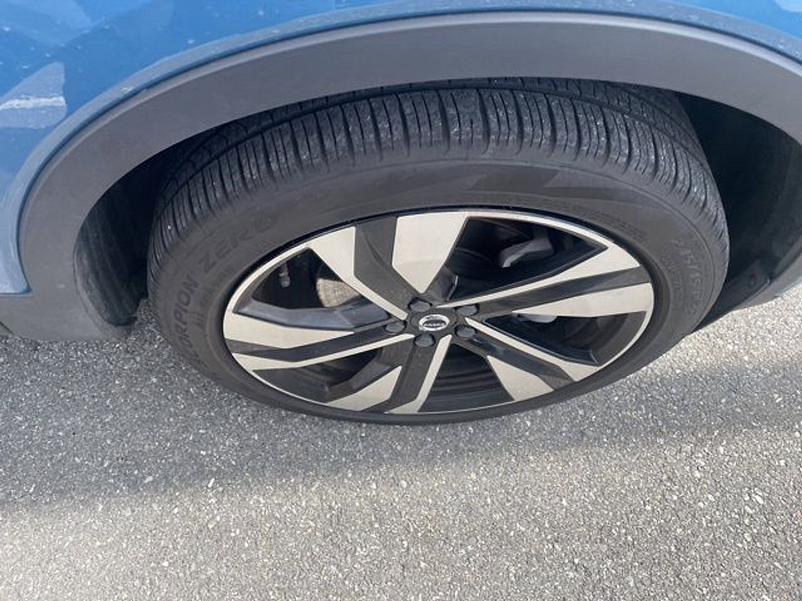 Certified 2024 Volvo XC40 B5 Plus w/ Protection Package Premier AWD/4WD image 10