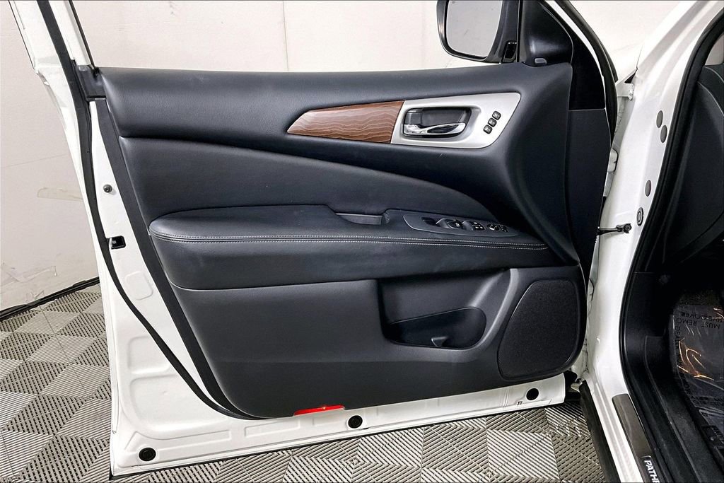 Used 2018 Nissan Pathfinder Platinum image 23