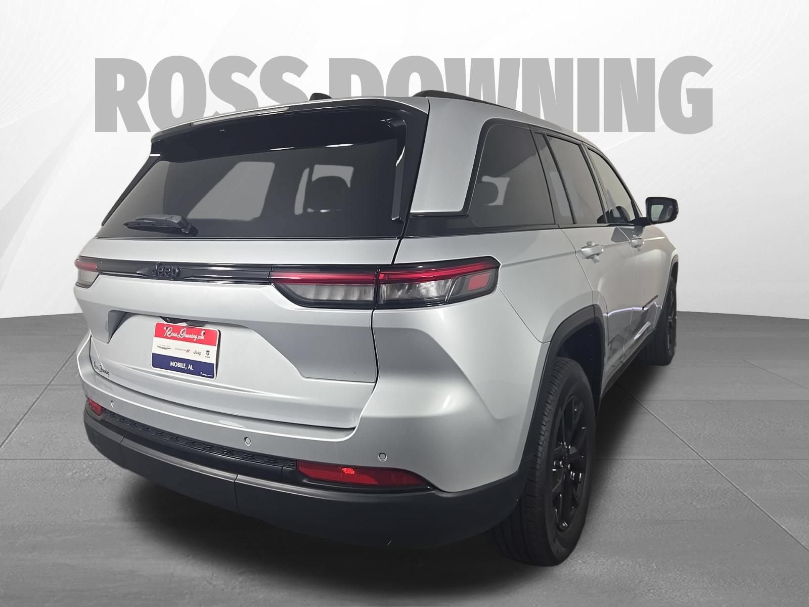Used 2024 Jeep Grand Cherokee Altitude RWD image 4