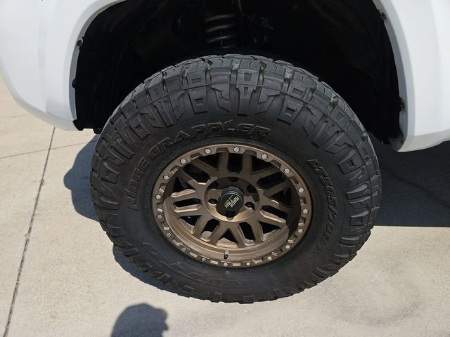 Used 2018 Toyota Tacoma SR5 AWD/4WD image 28