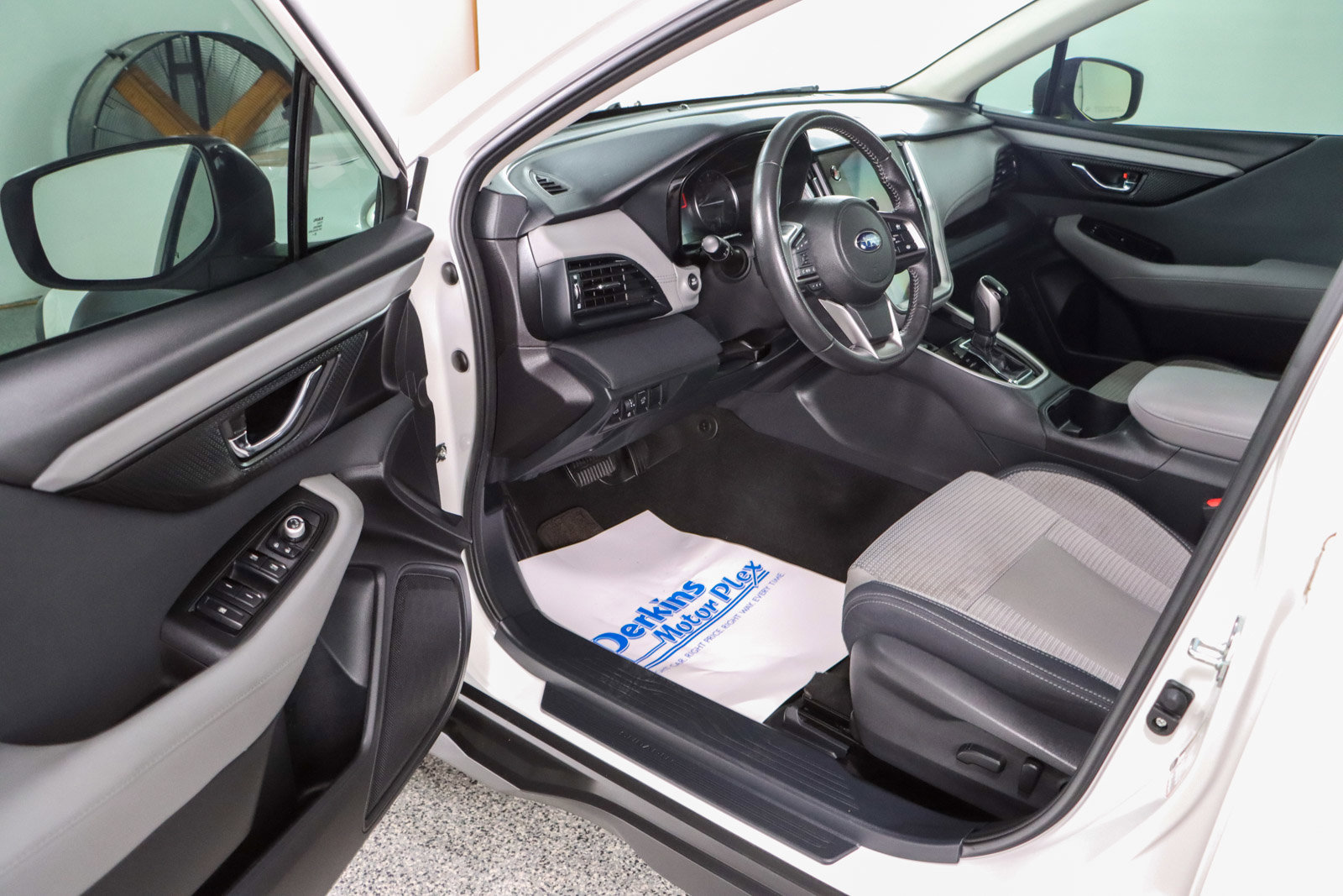 Used 2023 Subaru Outback Premium AWD/4WD image 3