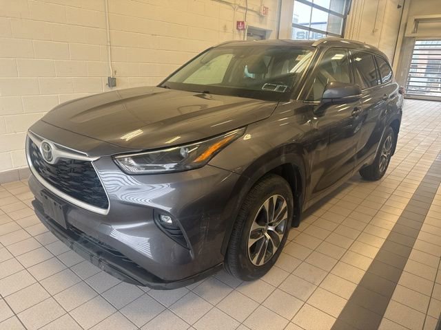Used 2022 Toyota Highlander XLE image 2