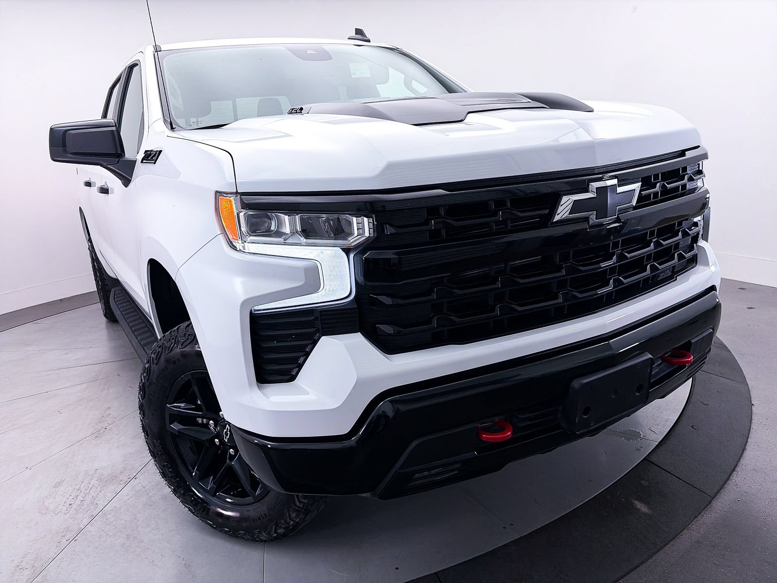 Used 2024 Chevrolet Silverado 1500 LT Trail Boss w/ Convenience Package II AWD/4WD image 4