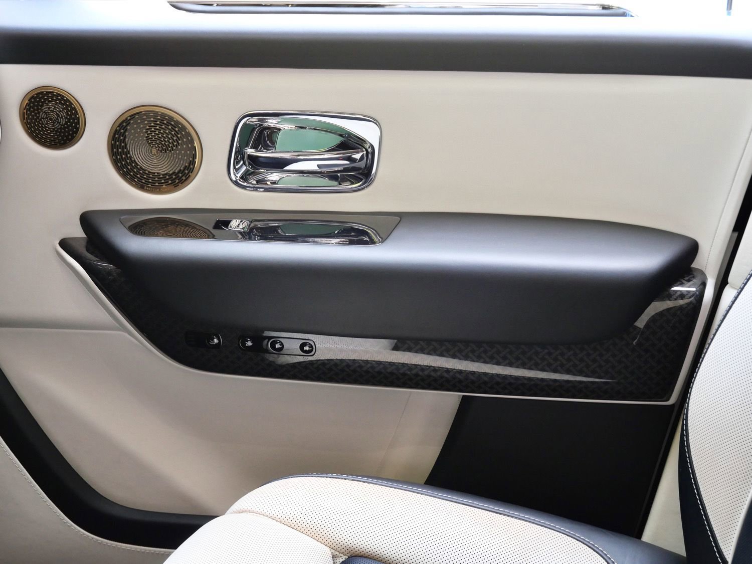 Certified 2022 Rolls-Royce Cullinan Black Badge w/ Dark Exterior Package AWD/4WD image 12