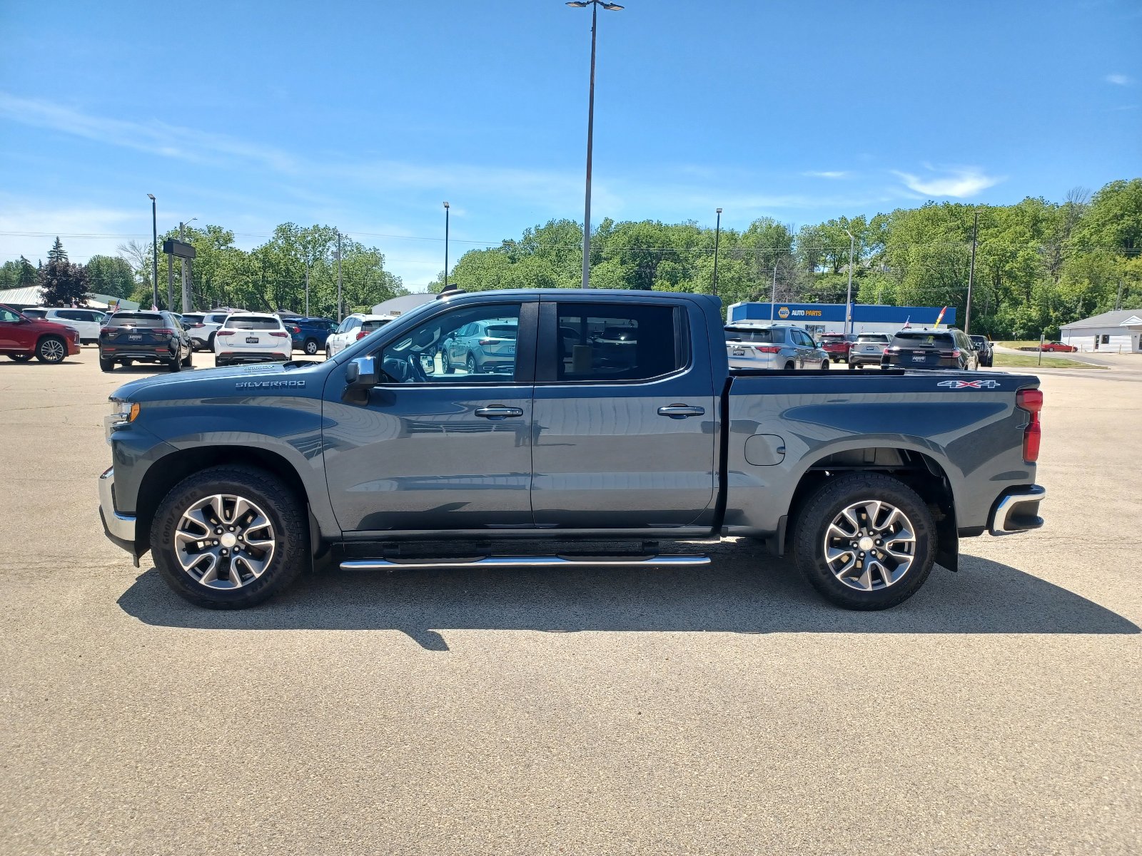 Used 2021 Chevrolet Silverado 1500 LT w/ Convenience Package II AWD/4WD image 2