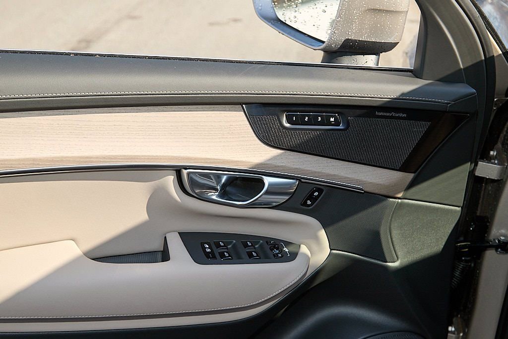 New 2026 Volvo XC90 T8 Plus w/ Protection Package Premier image 11