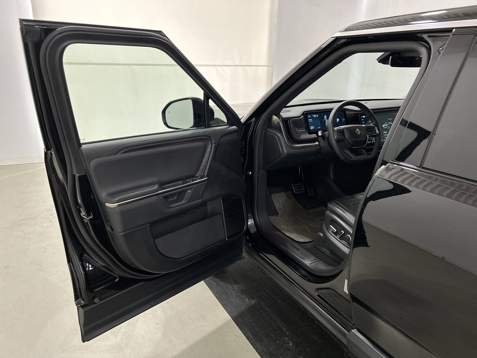 Used 2025 Rivian R1S Adventure image 16