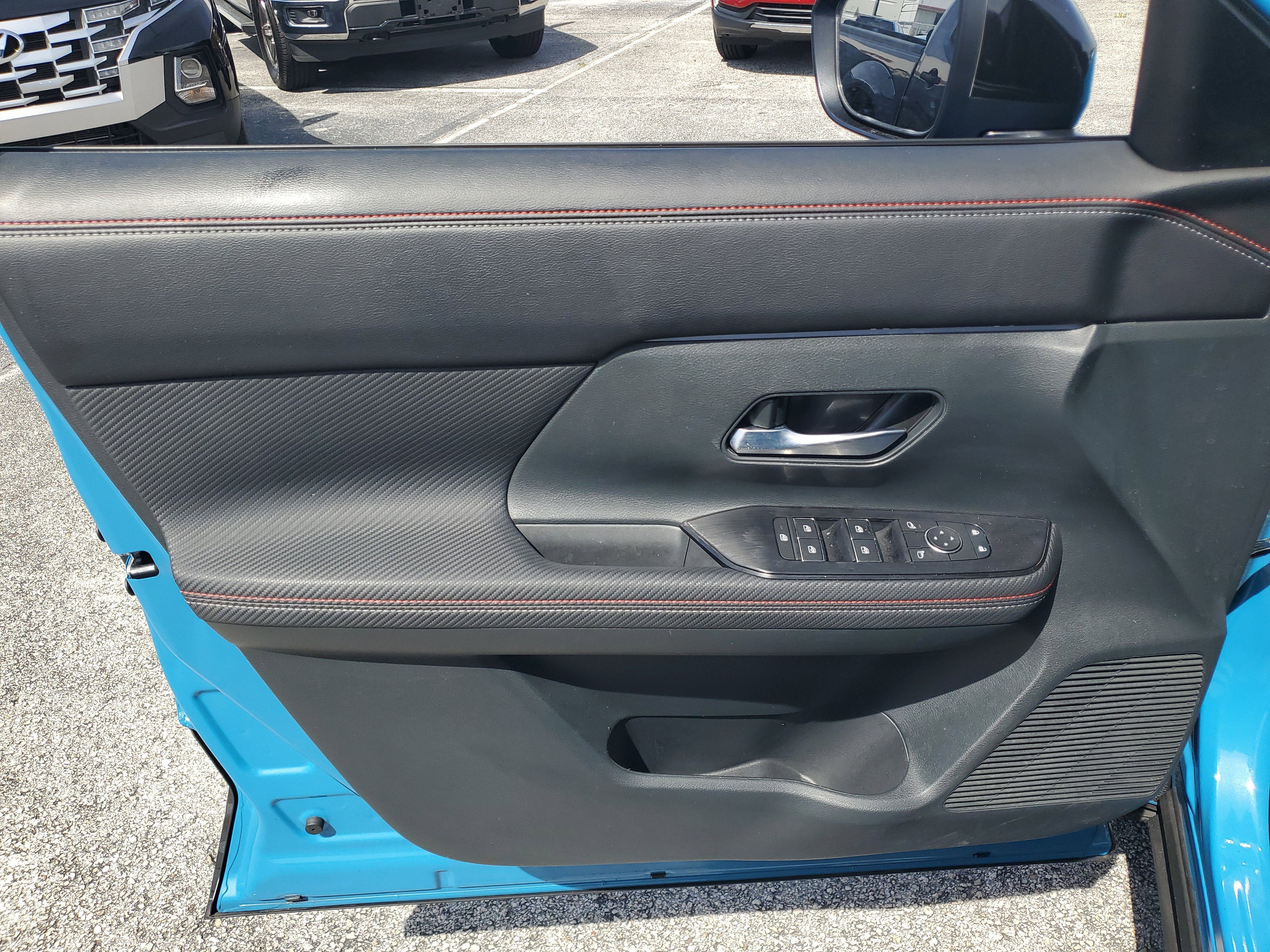 Certified 2025 Nissan Kicks SR FWD image 9