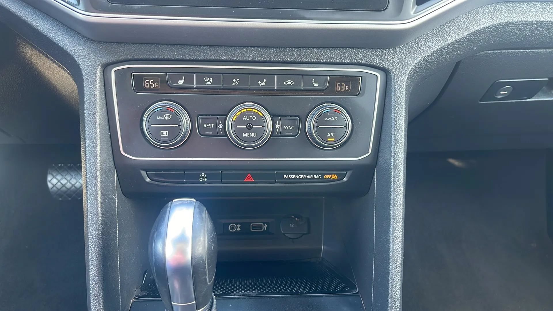 Used 2019 Volkswagen Atlas SE w/ Panoramic Sunroof Package FWD image 16
