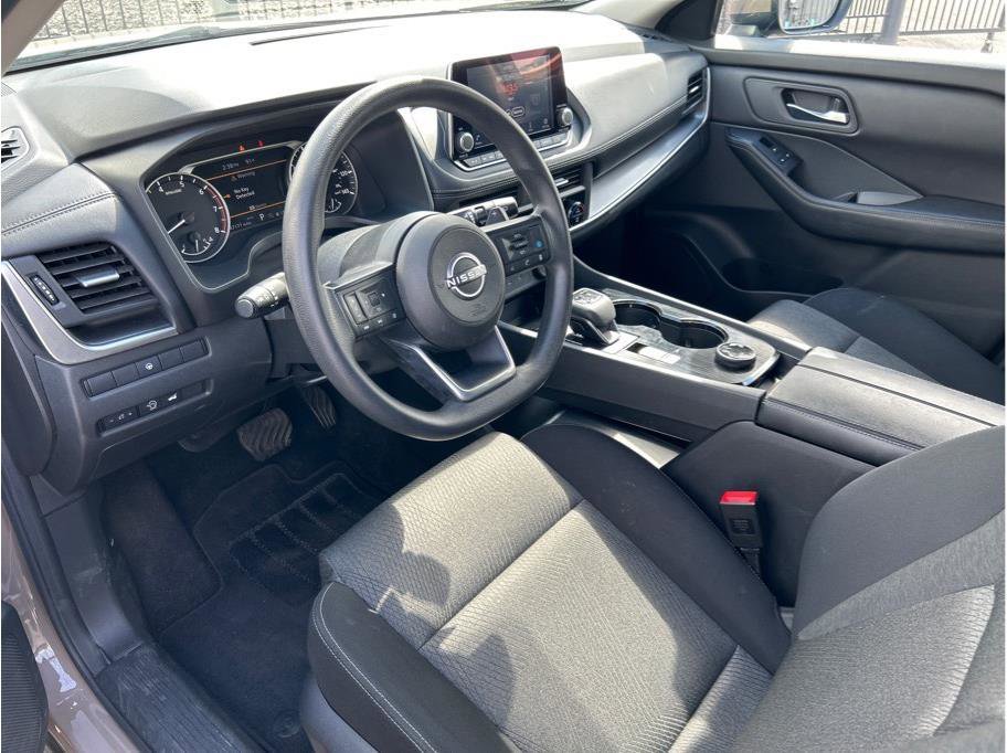 Used 2024 Nissan Rogue SV image 2