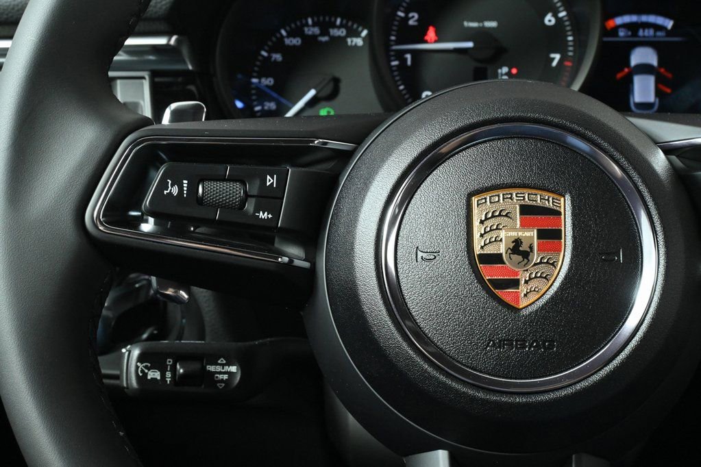 Certified 2025 Porsche Macan image 9