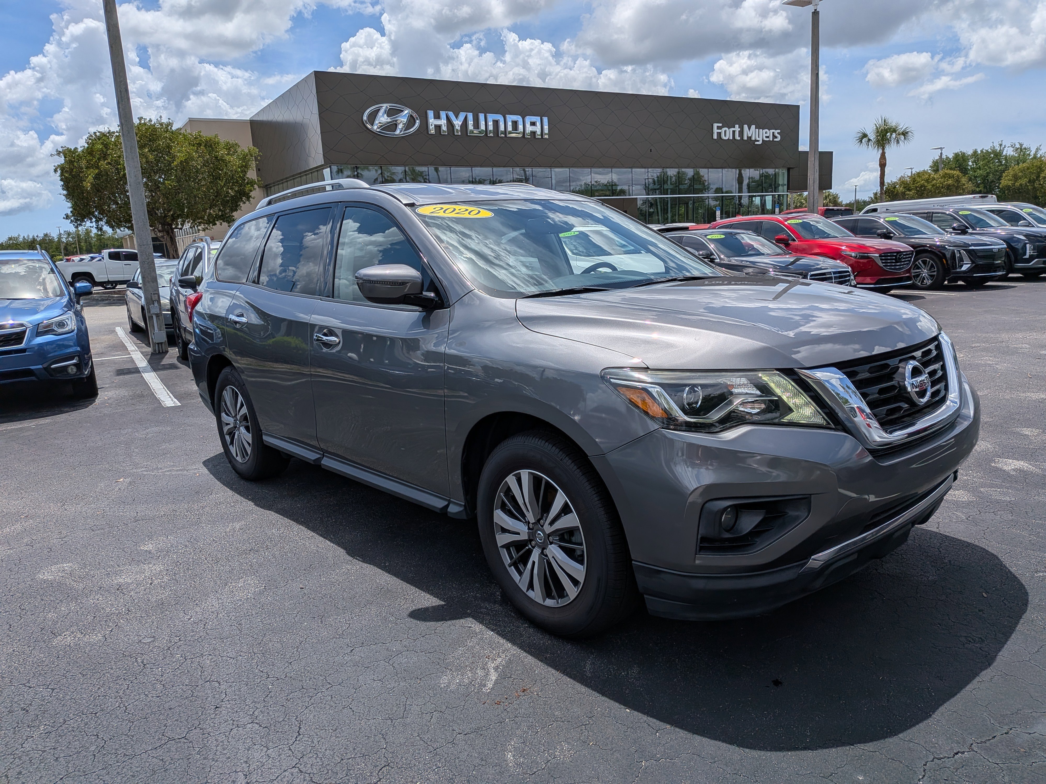 Used 2020 Nissan Pathfinder SV image 2