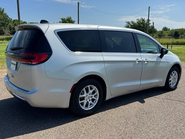 Used 2024 Chrysler Pacifica Touring-L FWD image 6