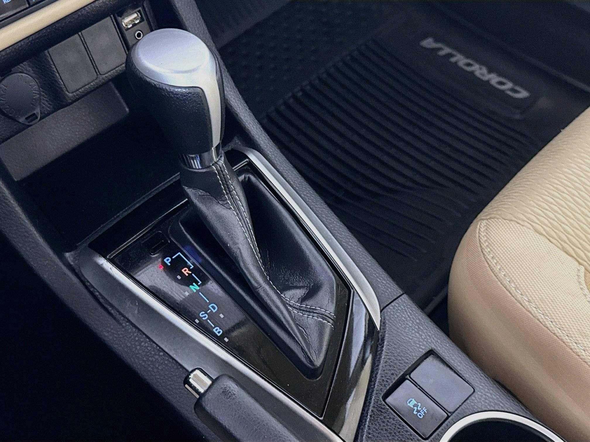 Certified 2018 Toyota Corolla LE FWD image 17