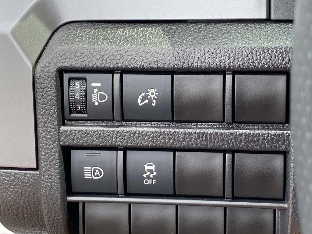 Used 2025 Toyota Tacoma SR5 AWD/4WD image 22