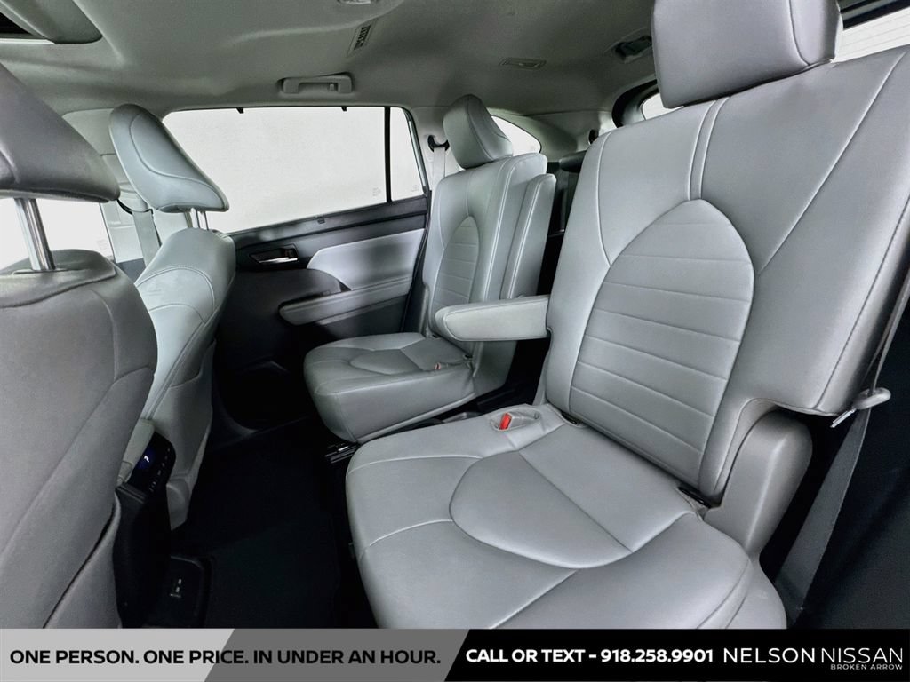 Used 2022 Toyota Highlander XLE AWD/4WD image 24
