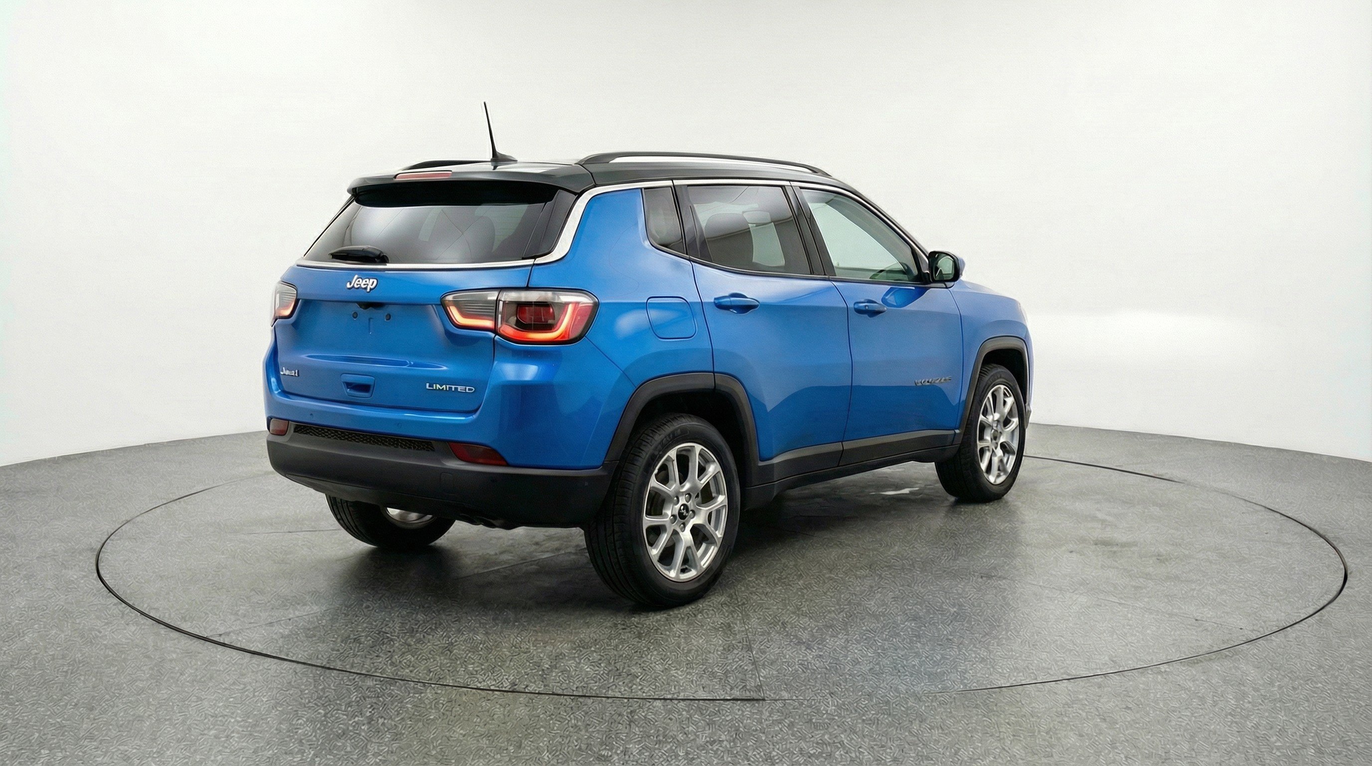 Used 2025 Jeep Compass Limited AWD/4WD image 9