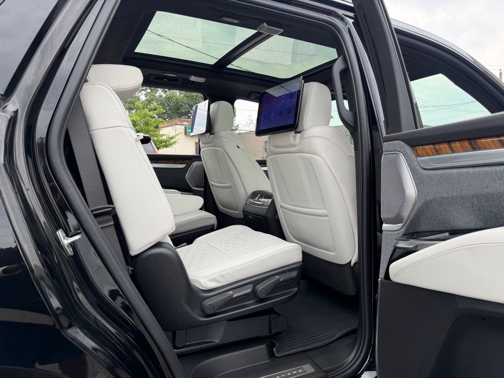 Used 2025 Cadillac Escalade Sport Platinum w/ LPO, ONYX Package AWD/4WD image 15