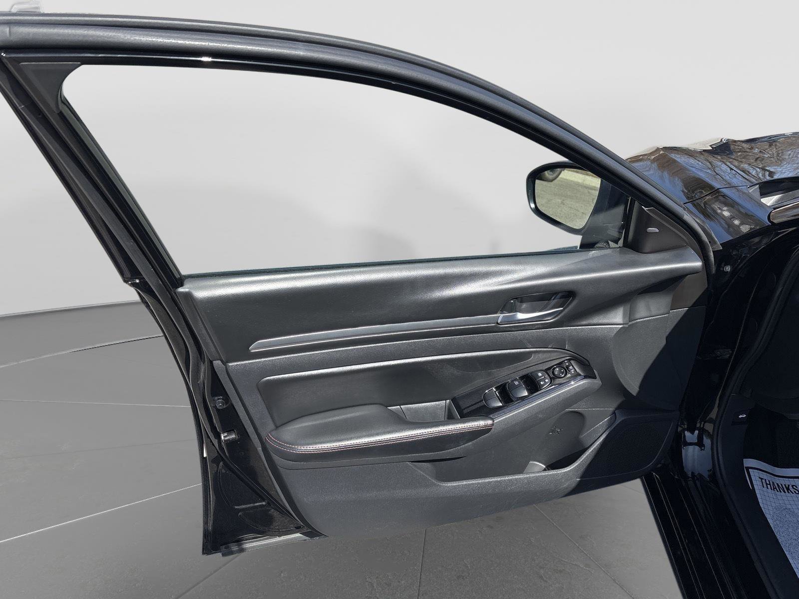 Used 2024 Nissan Altima 2.5 SR FWD image 12