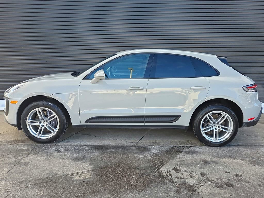 Certified 2022 Porsche Macan image 2