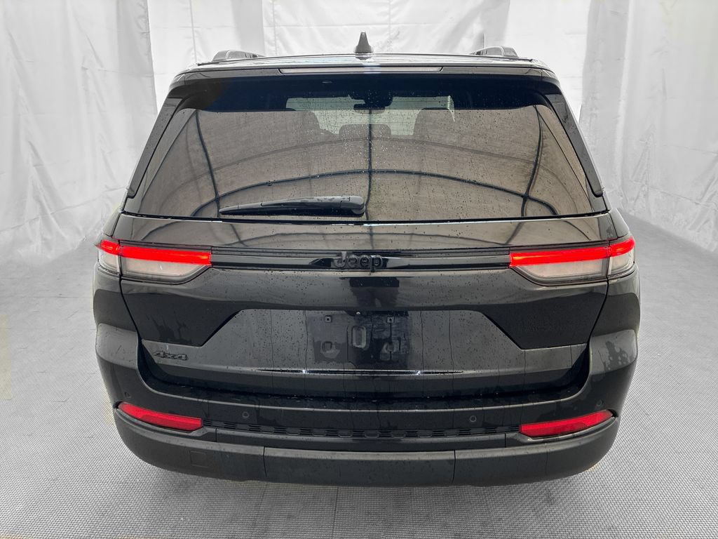 Used 2023 Jeep Grand Cherokee Altitude AWD/4WD image 6