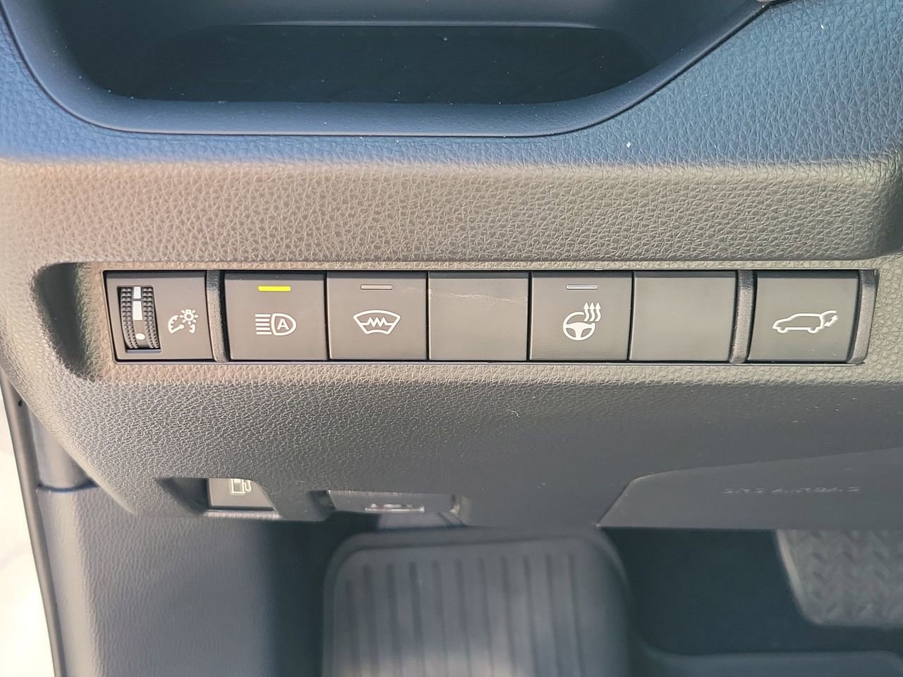 Used 2023 Toyota RAV4 XLE Premium image 31