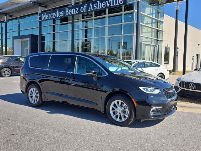 Used 2025 Chrysler Pacifica Select