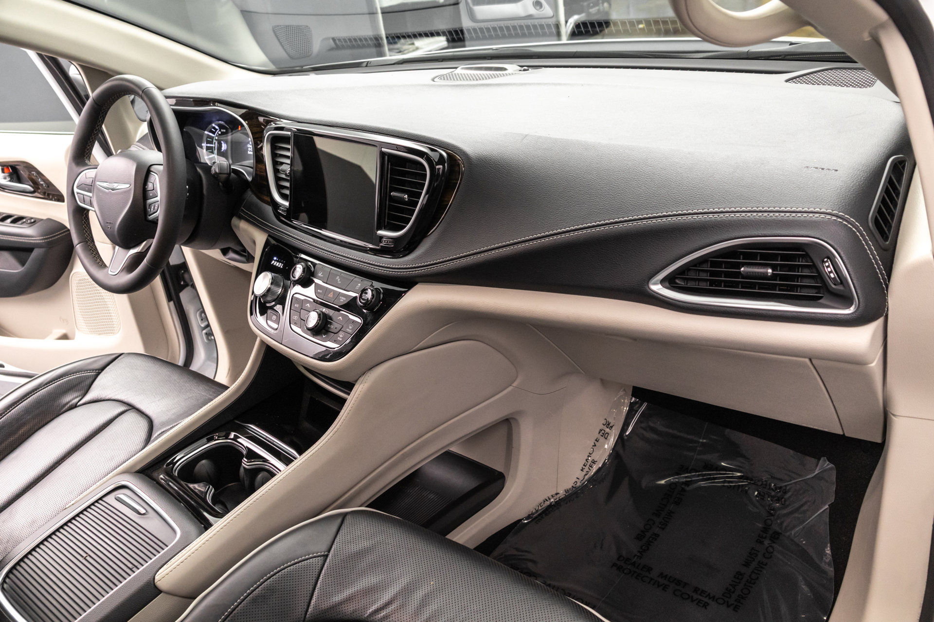 Used 2023 Chrysler Pacifica Limited FWD image 38