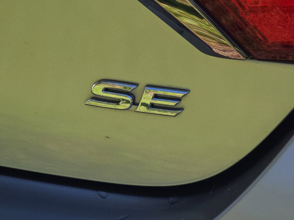 Used 2015 Toyota Camry SE w/ Moonroof Package FWD image 5