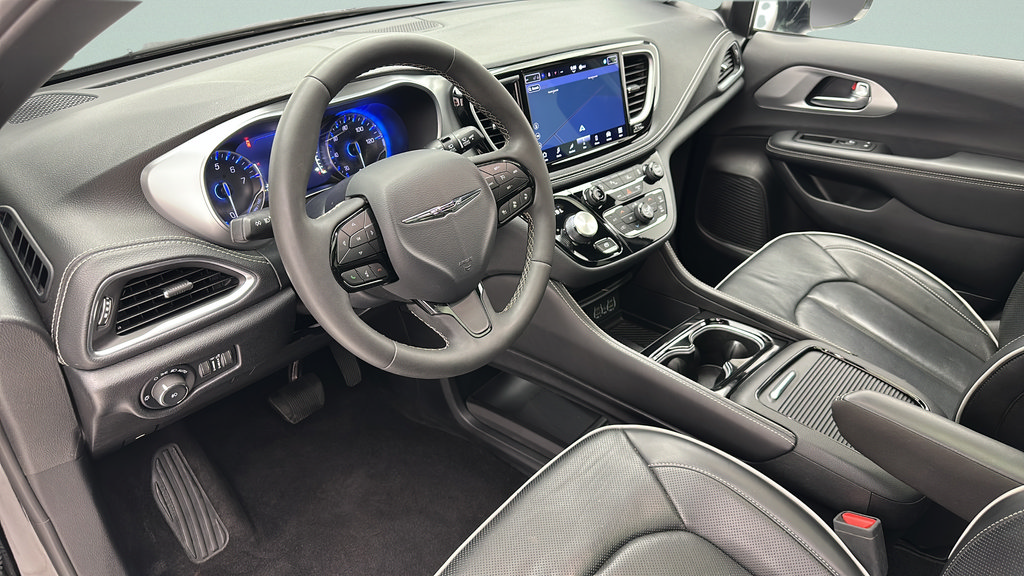 Used 2025 Chrysler Pacifica Limited FWD image 13