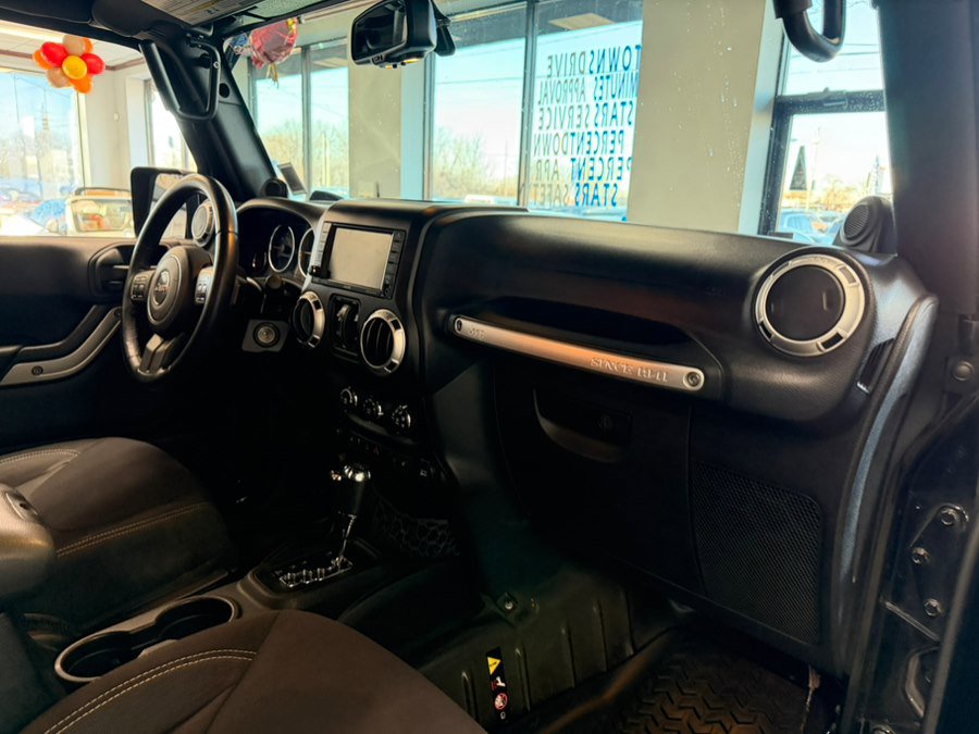Used 2013 Jeep Wrangler Unlimited Rubicon w/ Connectivity Group image 35