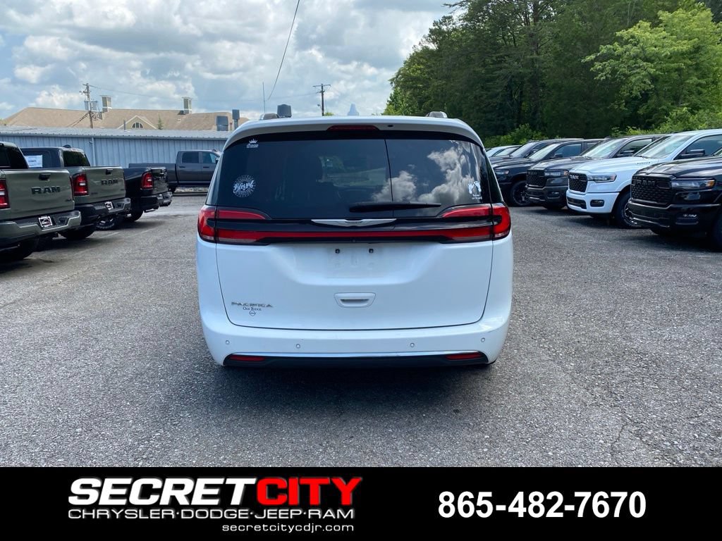 Used 2021 Chrysler Pacifica Touring-L FWD image 6