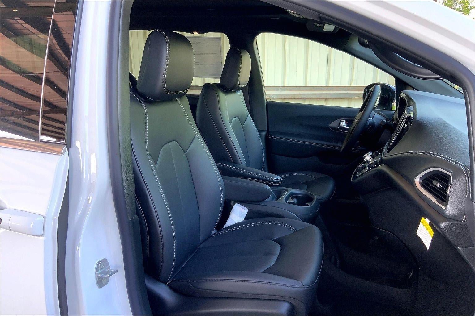 New 2027 Chrysler Pacifica Select w/ Family Tech Group AWD/4WD image 26