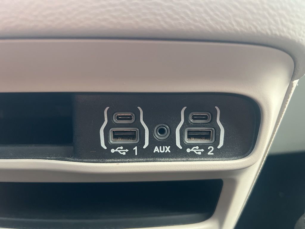 Used 2024 Chrysler Voyager LX image 22